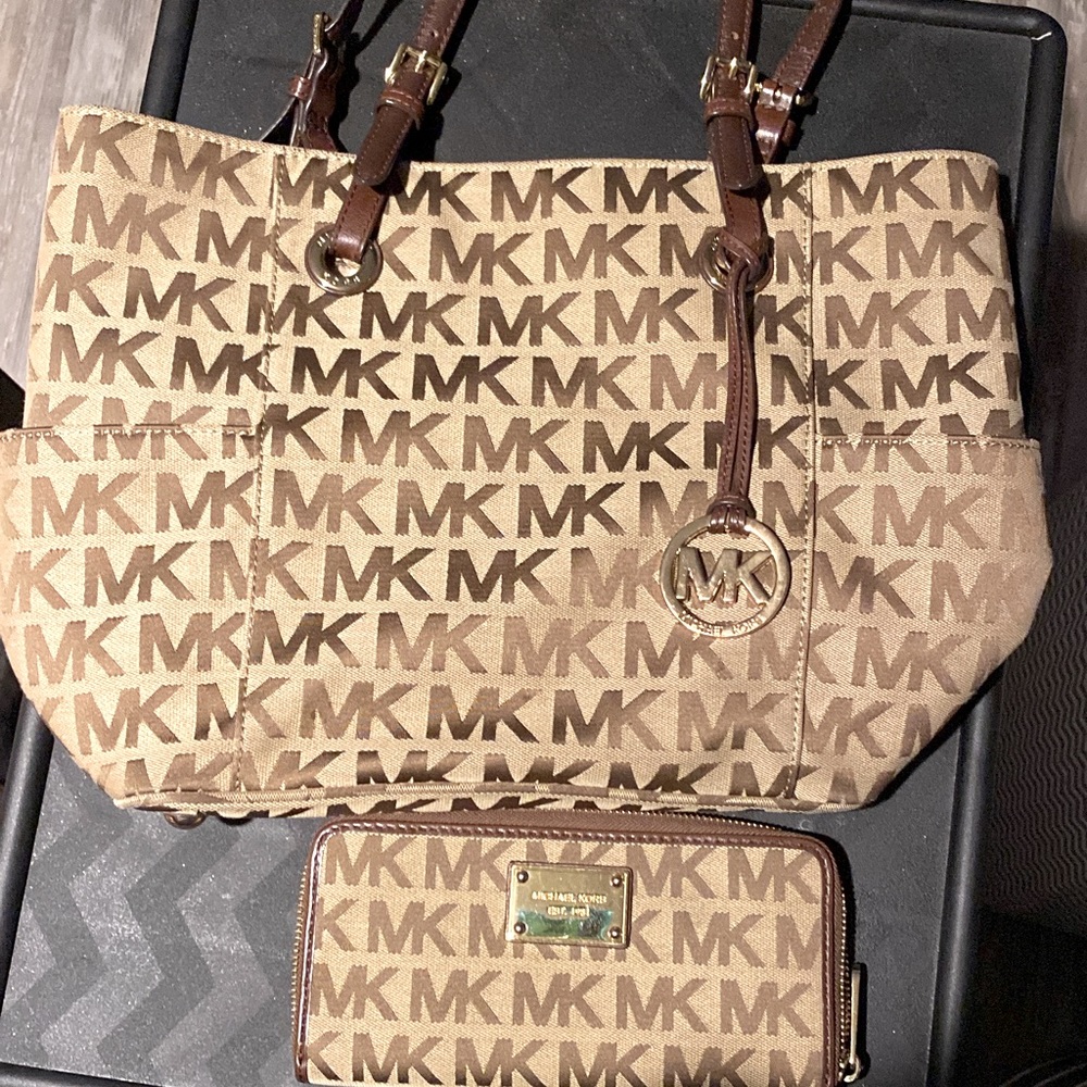 Michael Kors Purse with matching wallet. No stains rips or tears.